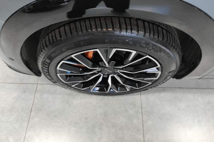 Used Zeekr 7X 2025 75 kWh Rear-Wheel Drive Intelligent Driving Version Left Front Wheel Hub