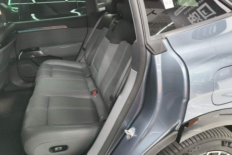 Used Zeekr 7X 2025 100 kWh Long-Range Rear-Wheel Drive with Intelligent Driving Features Left Rear Seat