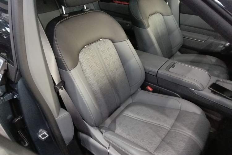 Used Zeekr 7X 2025 100kWh Long-Range All-Wheel Drive Intelligent Driving Version Right Front Seat