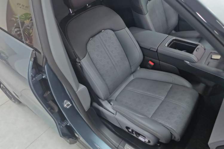 Used Zeekr 7X 2025 100 kWh Long-Range Rear-Wheel Drive with Intelligent Driving Features Right Front Seat