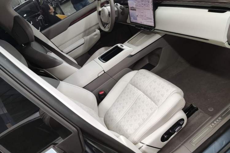 Used Zeekr 7X 2025 100 kWh Long-Range Rear-Wheel Drive with Intelligent Driving Features Right Front Seat