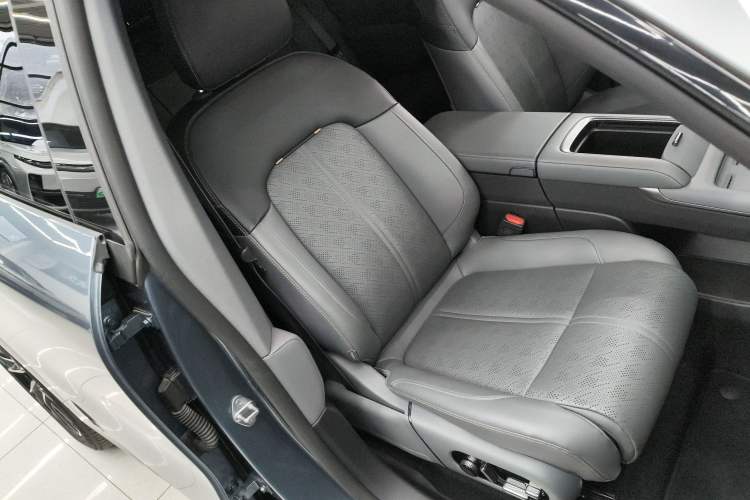 Used Zeekr 7X 2025 100 kWh Long-Range Rear-Wheel Drive with Intelligent Driving Features Right Front Seat