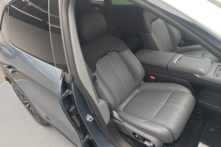Used Zeekr 7X 2025 100 kWh Long-Range Rear-Wheel Drive with Intelligent Driving Features Right Front Seat