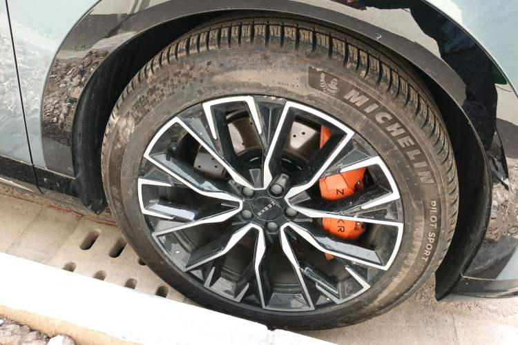 Used Zeekr 7X 2025 100kWh Long-Range All-Wheel Drive Intelligent Driving Version Right Front Wheel Hub
