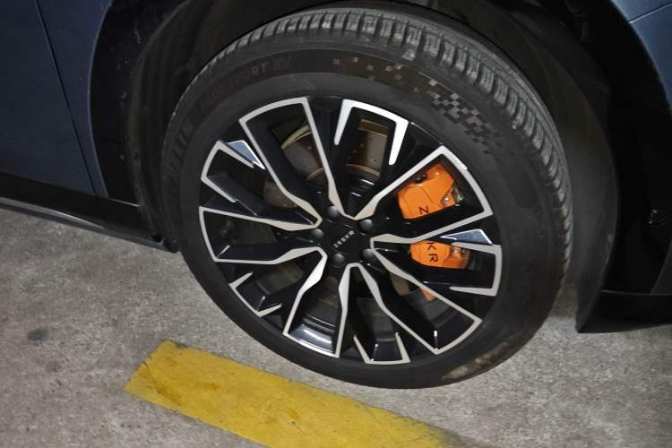 Used Zeekr 7X 2025 75 kWh Rear-Wheel Drive Intelligent Driving Version Right Front Wheel Hub