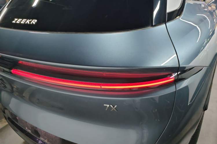 Used Zeekr 7X 2025 100 kWh Long-Range Rear-Wheel Drive with Intelligent Driving Features Right Rear Taillight