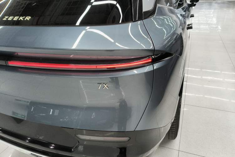 Used Zeekr 7X 2025 100 kWh Long-Range Rear-Wheel Drive with Intelligent Driving Features Right Rear Taillight