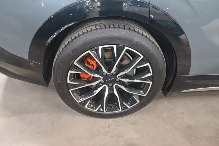 Used Zeekr 7X 2025 100kWh Long-Range All-Wheel Drive Intelligent Driving Version Right Rear Wheel Hub
