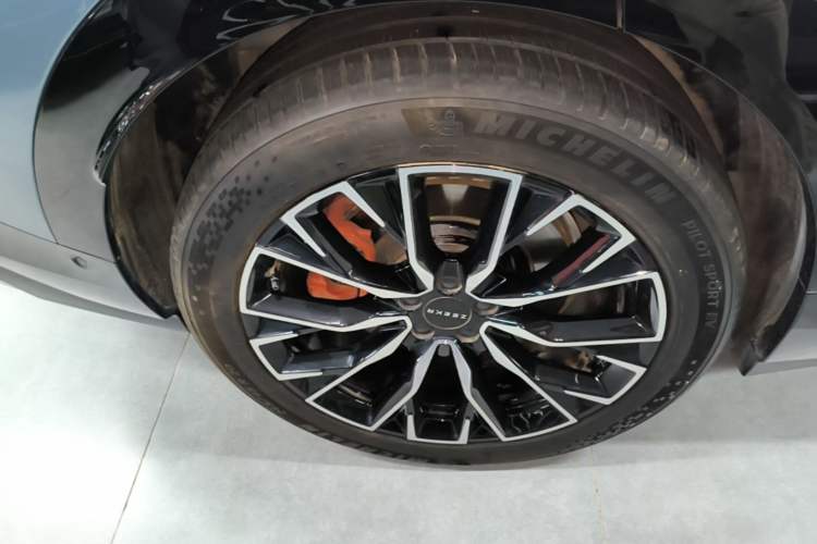 Used Zeekr 7X 2025 75 kWh Rear-Wheel Drive Intelligent Driving Version Right Rear Wheel Hub