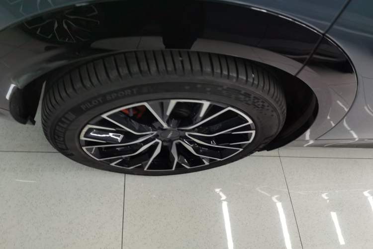 Used Zeekr 7X 2025 75 kWh Rear-Wheel Drive Intelligent Driving Version Right Rear Wheel Hub