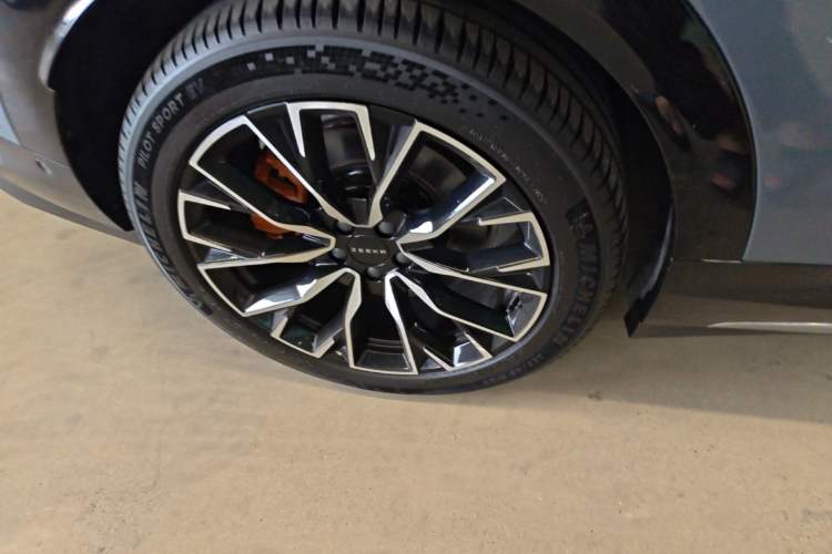 Used Zeekr 7X 2025 100 kWh Long-Range Rear-Wheel Drive with Intelligent Driving Features Right Rear Wheel Hub