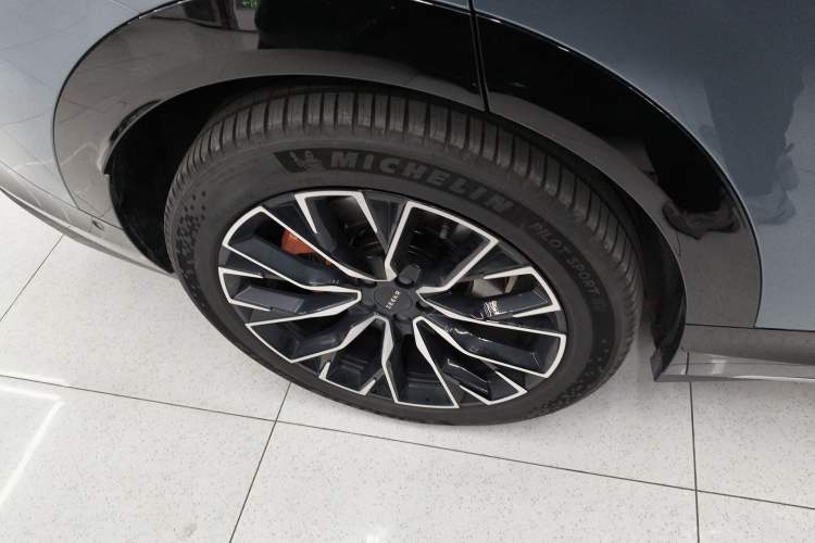 Used Zeekr 7X 2025 100 kWh Long-Range Rear-Wheel Drive with Intelligent Driving Features Right Rear Wheel Hub