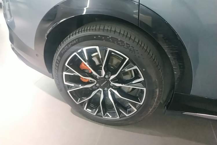 Used Zeekr 7X 2025 100 kWh Long-Range Rear-Wheel Drive with Intelligent Driving Features Right Rear Wheel Hub