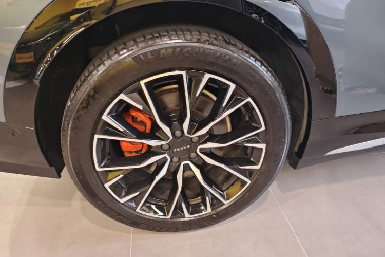 Used Zeekr 7X 2025 75 kWh Rear-Wheel Drive Intelligent Driving Version Right Rear Wheel Hub