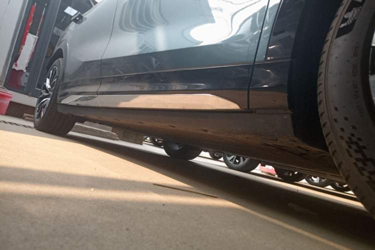 Used Zeekr 7X 2025 100 kWh Long-Range Rear-Wheel Drive with Intelligent Driving Features Right Side Sill