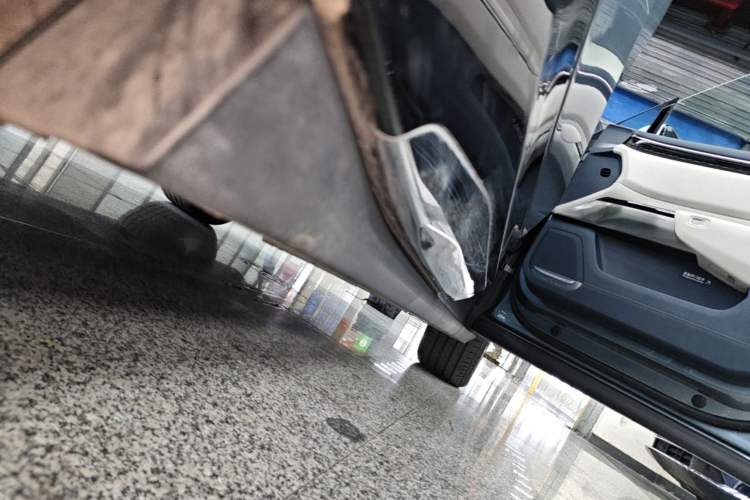 Used Zeekr 7X 2025 100kWh Long-Range All-Wheel Drive Intelligent Driving Version Right Side Sill