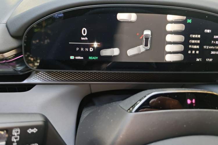 Used Zeekr 7X 2025 100 kWh Long-Range Rear-Wheel Drive with Intelligent Driving Features Odometer Close Up