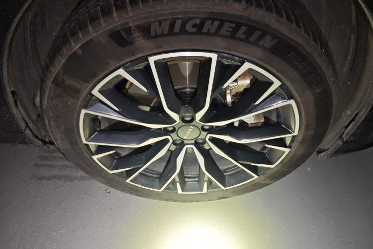 Used Zeekr 7X 2025 75 kWh Rear-Wheel Drive Intelligent Driving Version Right Front Wheel Hub