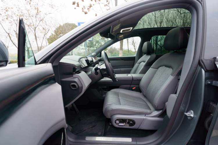 Used Zeekr 7X 2025 100 kWh Long-Range Rear-Wheel Drive with Intelligent Driving Features Interior 2