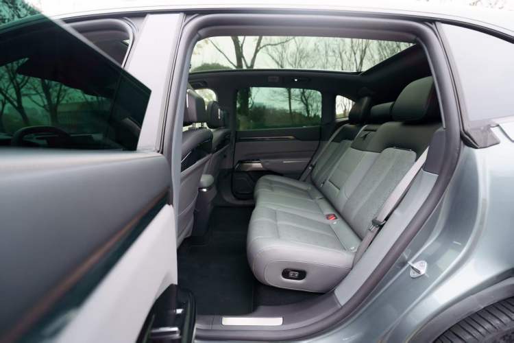 Used Zeekr 7X 2025 100 kWh Long-Range Rear-Wheel Drive with Intelligent Driving Features Interior 4