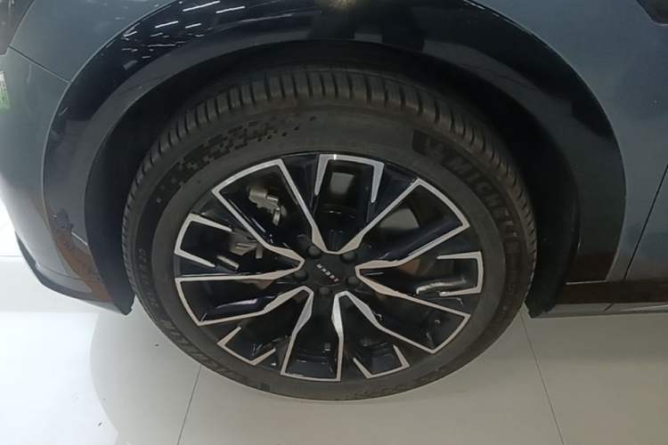 Used Zeekr 7X 2025 100 kWh Long-Range Rear-Wheel Drive with Intelligent Driving Features Left Front Wheel Hub