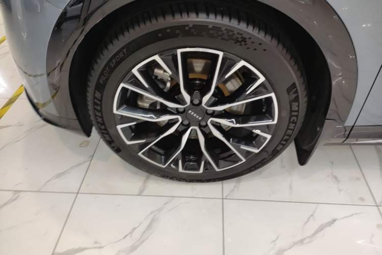 Used Zeekr 7X 2025 100kWh Long-Range All-Wheel Drive Intelligent Driving Version Left Front Wheel Hub