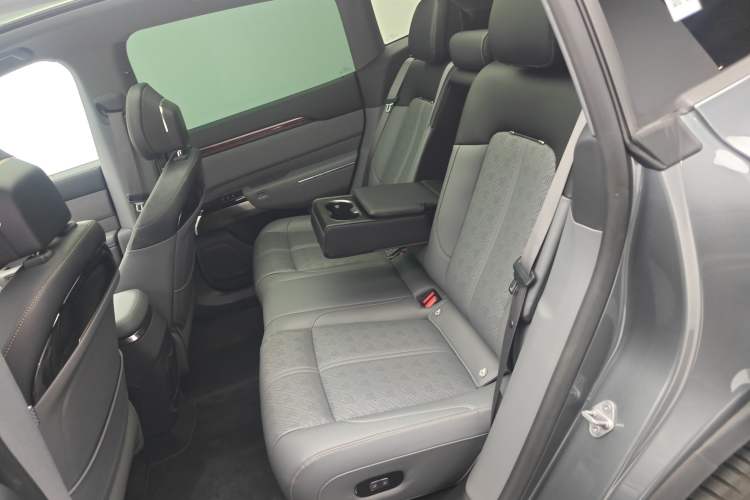 Used Zeekr 7X 2025 100 kWh Long-Range Rear-Wheel Drive with Intelligent Driving Features Left Rear Seat