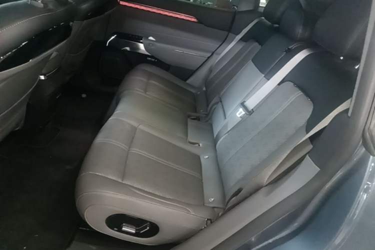 Used Zeekr 7X 2025 100 kWh Long-Range Rear-Wheel Drive with Intelligent Driving Features Left Rear Seat