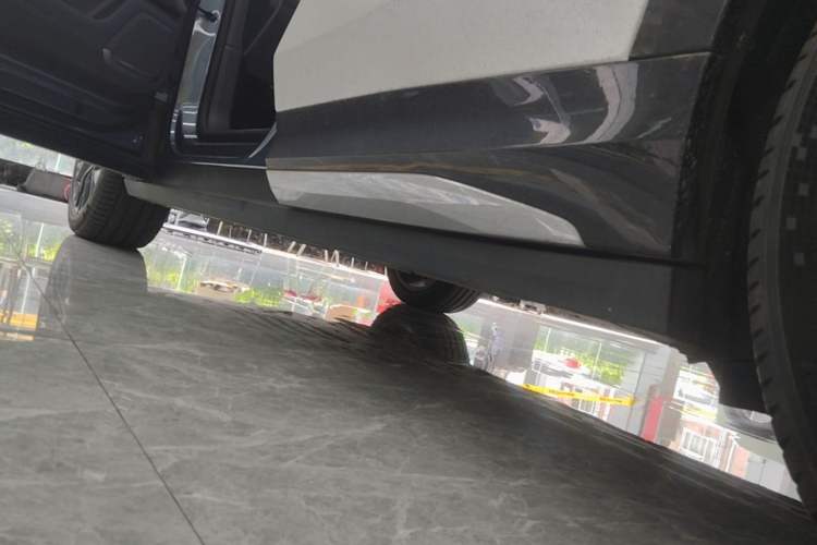 Used Zeekr 7X 2025 100kWh Long-Range All-Wheel Drive Intelligent Driving Version Left Side Sill