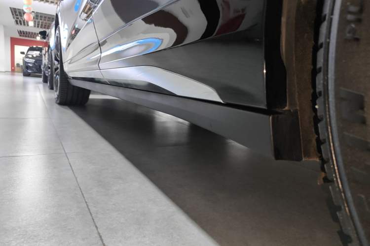 Used Zeekr 7X 2025 75 kWh Rear-Wheel Drive Intelligent Driving Version Left Side Sill