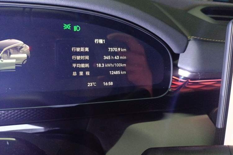 Used Zeekr 7X 2025 100 kWh Long-Range Rear-Wheel Drive with Intelligent Driving Features Odometer Close Up