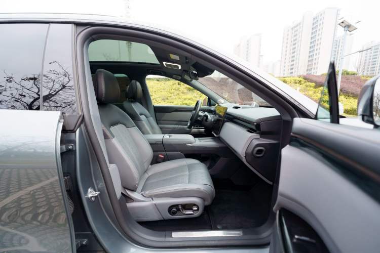 Used Zeekr 7X 2025 100 kWh Long-Range Rear-Wheel Drive with Intelligent Driving Features Right Front Seat