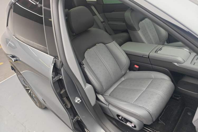 Used Zeekr 7X 2025 100 kWh Long-Range Rear-Wheel Drive with Intelligent Driving Features Right Front Seat
