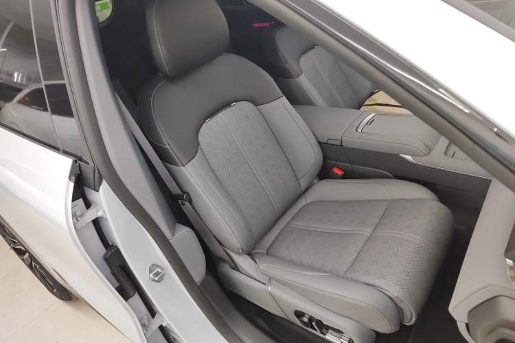Used Zeekr 7X 2025 100 kWh Long-Range Rear-Wheel Drive with Intelligent Driving Features Right Front Seat
