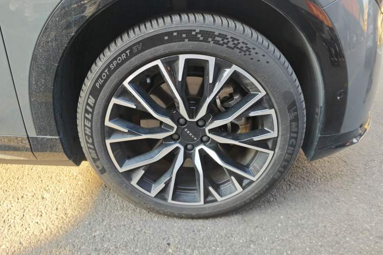 Used Zeekr 7X 2025 75 kWh Rear-Wheel Drive Intelligent Driving Version Right Front Wheel Hub