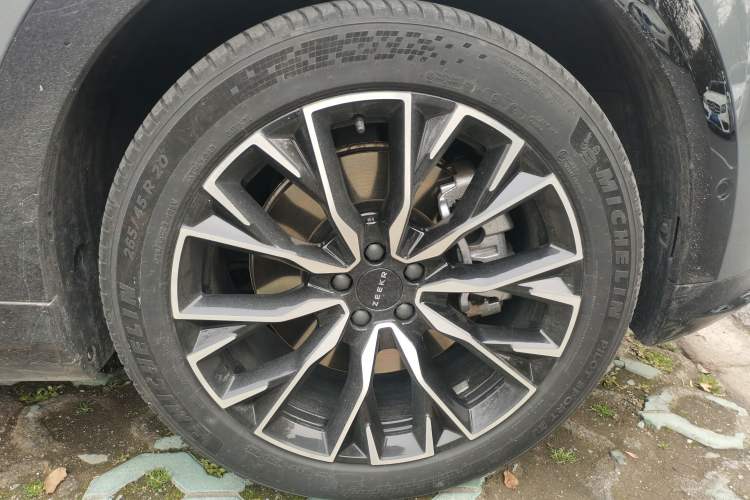 Used Zeekr 7X 2025 100 kWh Long-Range Rear-Wheel Drive with Intelligent Driving Features Right Front Wheel Hub