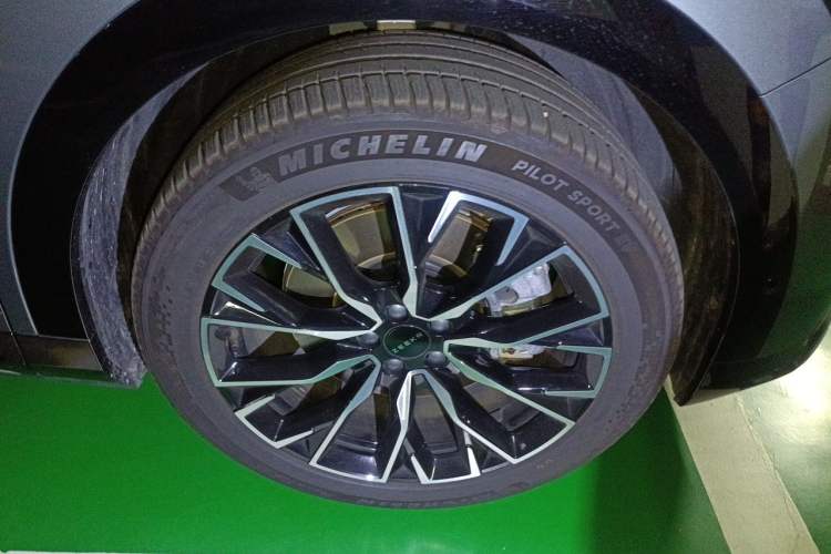 Used Zeekr 7X 2025 100 kWh Long-Range Rear-Wheel Drive with Intelligent Driving Features Right Front Wheel Hub