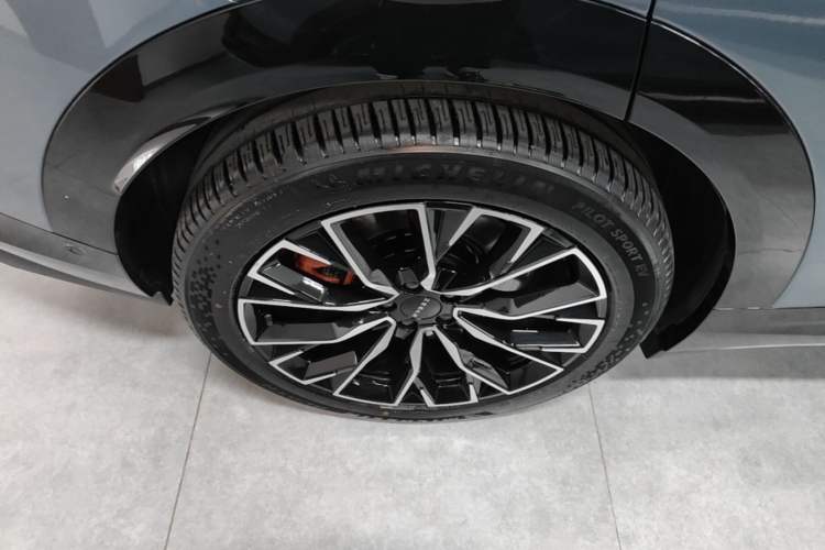 Used Zeekr 7X 2025 75 kWh Rear-Wheel Drive Intelligent Driving Version Right Rear Wheel Hub