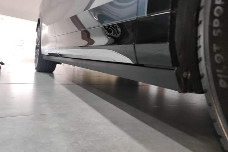 Used Zeekr 7X 2025 75 kWh Rear-Wheel Drive Intelligent Driving Version Right Side Sill