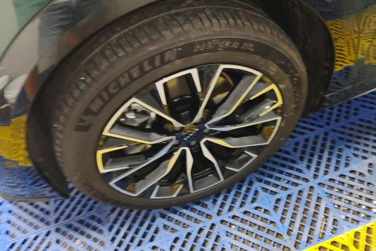 Used Zeekr 7X 2025 75 kWh Rear-Wheel Drive Intelligent Driving Version Left Front Wheel Hub