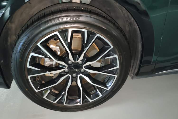 Used Zeekr 7X 2025 100 kWh Long-Range Rear-Wheel Drive with Intelligent Driving Features Left Front Wheel Hub