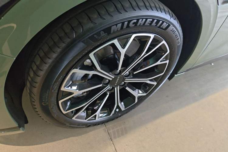 Used Zeekr 7X 2025 100 kWh Long-Range Rear-Wheel Drive with Intelligent Driving Features Left Front Wheel Hub