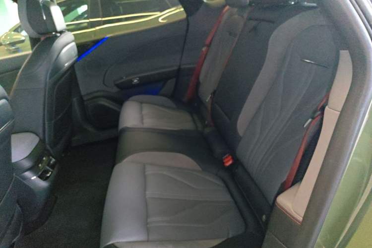 Used Zeekr 7X 2025 100 kWh Long-Range Rear-Wheel Drive with Intelligent Driving Features Left Rear Seat