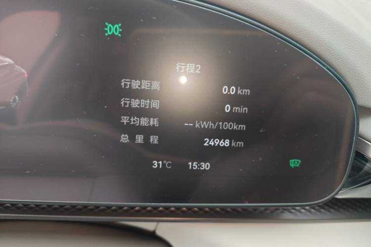 Used Zeekr 7X 2025 100 kWh Long-Range Rear-Wheel Drive with Intelligent Driving Features Odometer Close Up