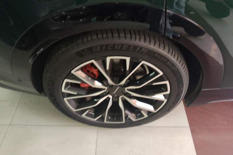 Used Zeekr 7X 2025 100kWh Long-Range All-Wheel Drive Intelligent Driving Version Right Rear Wheel Hub