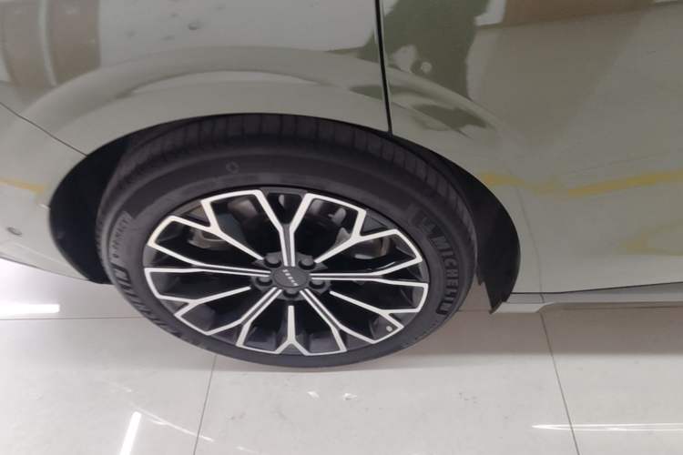 Used Zeekr 7X 2025 75 kWh Rear-Wheel Drive Intelligent Driving Version Right Rear Wheel Hub