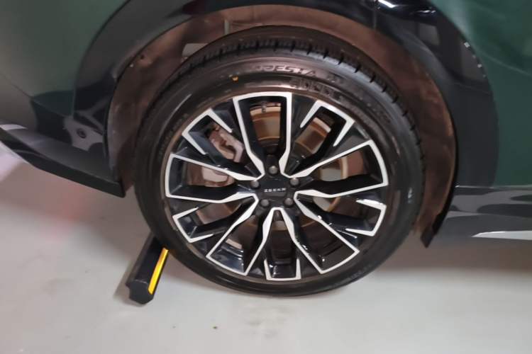 Used Zeekr 7X 2025 100 kWh Long-Range Rear-Wheel Drive with Intelligent Driving Features Right Rear Wheel Hub