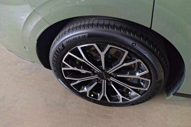 Used Zeekr 7X 2025 100 kWh Long-Range Rear-Wheel Drive with Intelligent Driving Features Right Rear Wheel Hub