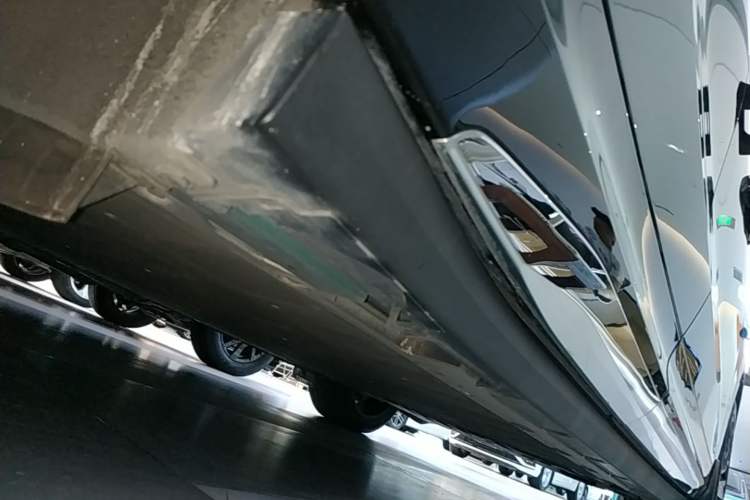 Used Zeekr 7X 2025 100kWh Long-Range All-Wheel Drive Intelligent Driving Version Right Side Sill