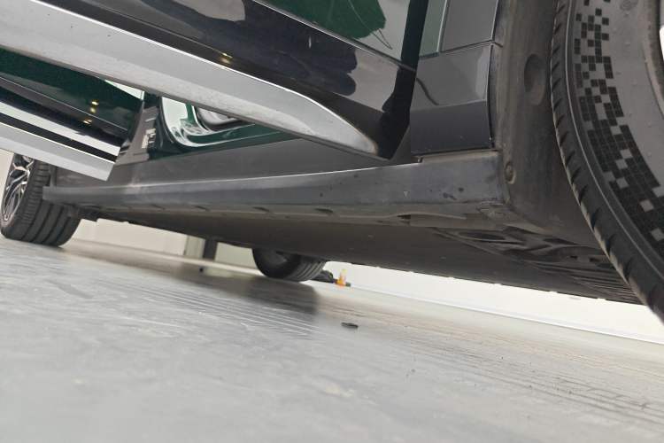 Used Zeekr 7X 2025 100 kWh Long-Range Rear-Wheel Drive with Intelligent Driving Features Right Side Sill